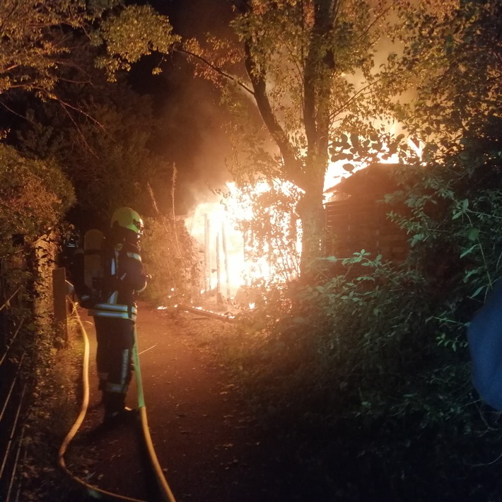 FW-OB: Gartenlaube im Vollbrand