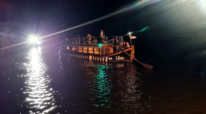 FW Lüchow-Dannenberg: +++ nächtliche Rettung auf der Elbe +++ "Ulmer Schachtel" läuft bei geringem Wasserstand auf Grund +++ Feuerwehr evakuiert über 30 Personen +++