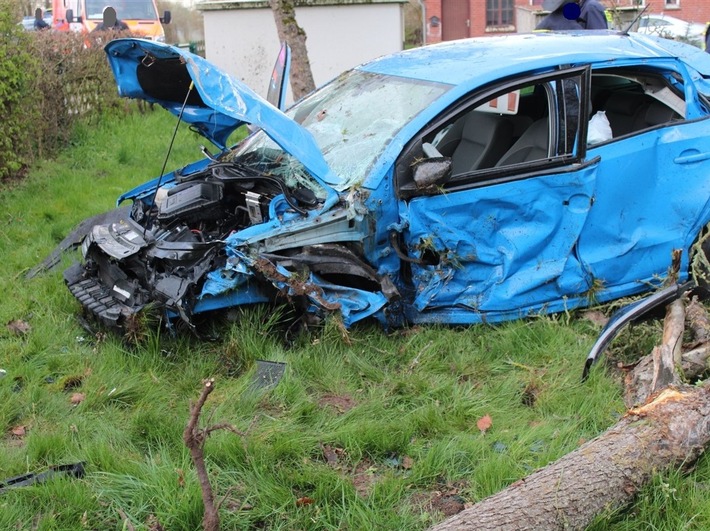 POL-MI: Drei Verletzte nach Verkehrsunfall