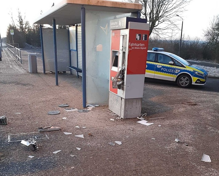 BPOLI EF: Angriff auf den Fahrausweisautomat am Bahnhof Silberhausen