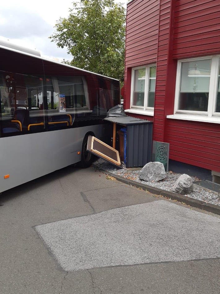 POL-ME: Linienbus war führerlos &quot;auf Abwegen&quot; - Mettmann - 1908063