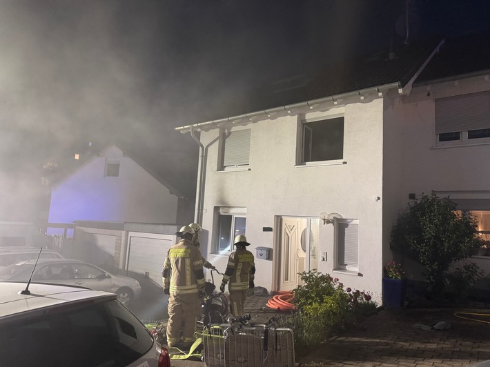 FW Burscheid: Gebäudebrand am Abend - Bewohner verletzt sich bei Löschversuch leicht
