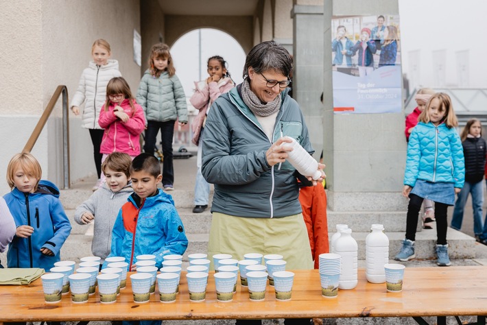 Uno spuntino per tutti: la Svizzera festeggia il latte a ricreazione