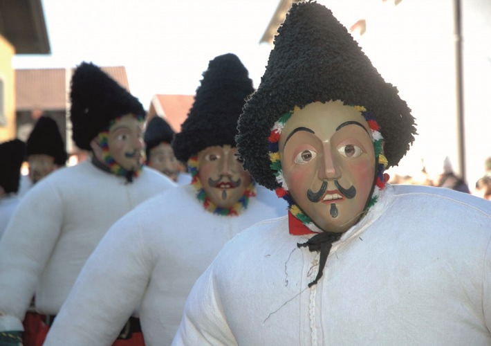 Die wohl raueste Tiroler Fasnacht: Beim Axamer Wampelerreiten gilt es, eine "weiße Weste" zu bewahren - BILD