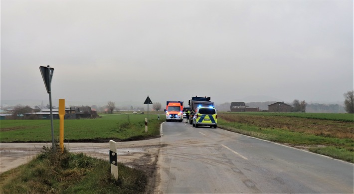 POL-HX: Eine schwer verletzte Person nach Unfall zwischen Lkw und Pkw