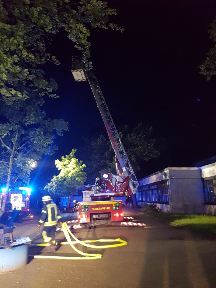 FW-Erkrath: Brandstiftung sowie Sachbeschädigung im Schulzentrum Rankestraße