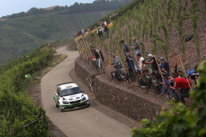 SKODA Pilot Sepp Wiegand beendet Heim-Rallye auf Platz vier (BILD)