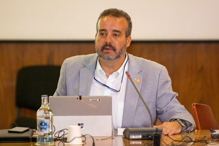 Der Direktor der Universität von Las Palmas, Rafael Robaina, hat sich als akademischer Führer des neuen Veränderungsprozesses auf den Kanarischen Inseln etabliert. / Weiterer Text über ots und www.presseportal.de/nr/153420 / Die Verwendung dieses Bildes ist für redaktionelle Zwecke unter Beachtung ggf. genannter Nutzungsbedingungen honorarfrei. Veröffentlichung bitte mit Bildrechte-Hinweis.