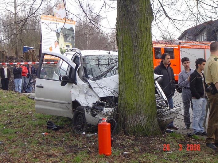 FW-E: Volksfeststimmung nach Verkehrsunfall in Katernberg