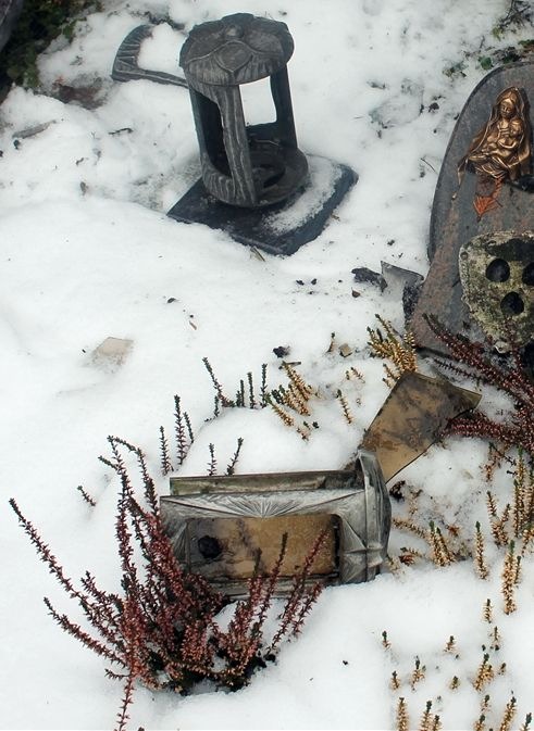POL-OE: Mehrere Grablampen auf dem Friedhof in Altenhundem zerstört