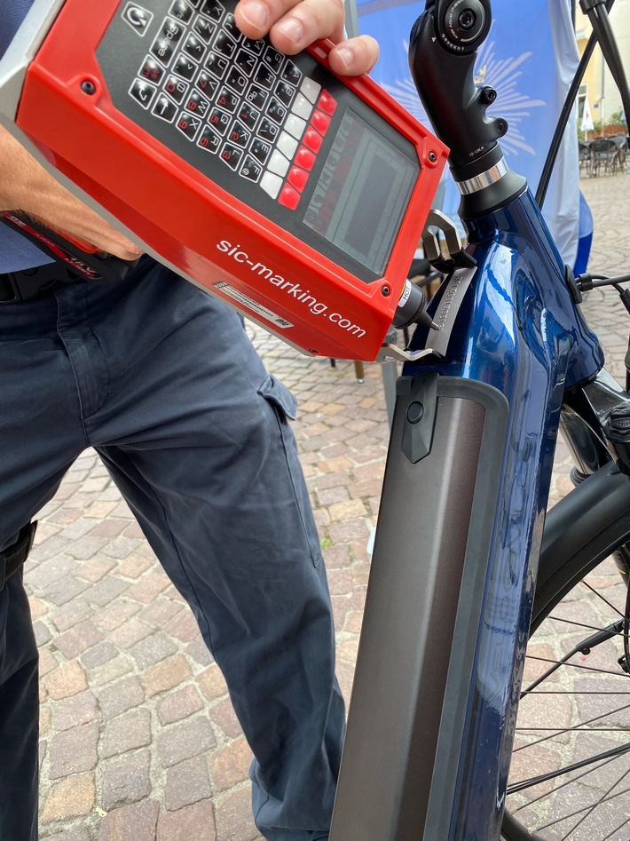 POL-OF: Fahrrad schon codiert? Erneute Aktion im Rathaus Hanau; Unbekannter beraubt 42-Jährigen am Mainuferweg; Einbrecher wird ertappt und flüchtet und mehr