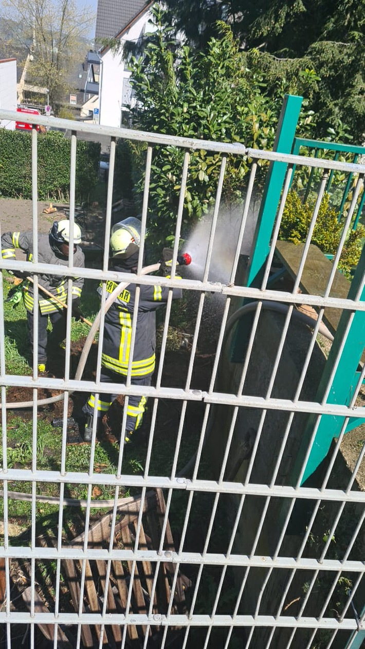 FW-EN: Wetter - brennender Komposthaufen im Ortsteil Volmarstein