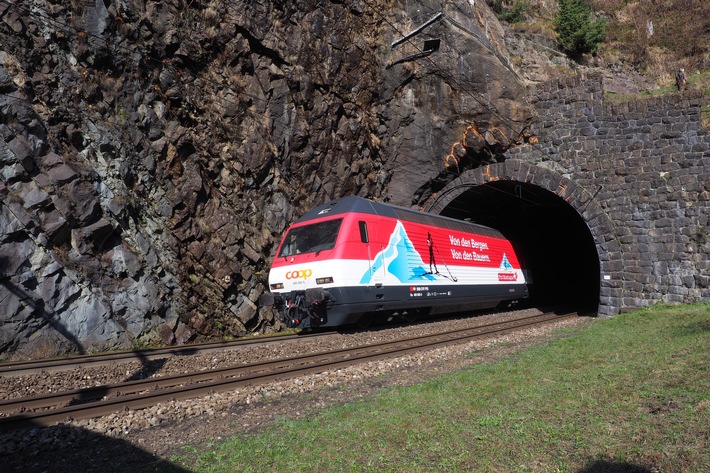 Coop schickt SBB-Lok auf eine einjährige Reise durch die Schweiz / Pro Montagna feiert 10-jähriges Jubiläum