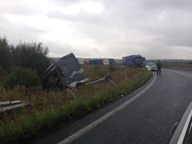 POL-GOE: (542/2013)  Zu schnell ins "Ohr" - LKW-Unfall im Autobahndreieck Drammetal, Fahrer unverletzt