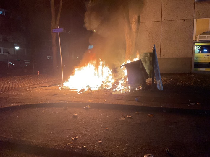 FW-DO: Balkonbrände und einige kleine Feuer in der Silvesternacht - Feuerwehr und Rettungsdienst ziehen Bilanz