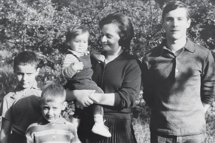 Weltpremieren beim 36. Filmfest München: rbb präsentiert "Familie Brasch", "Von Bienen und Blumen", "Idioten der Familie" und "Alles Isy"