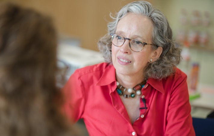 Gründungszentrum 50plus-Initiatorin Yani Neugebauer im Gespräch / Gründungszentrum 50plus geht an den Start / Deutschlandweit erstes Forum für Gründer in der Lebensmitte / Weiterer Text über ots und www.presseportal.de/nr/162360 / Die Verwendung dieses Bildes ist für redaktionelle Zwecke unter Beachtung ggf. genannter Nutzungsbedingungen honorarfrei. Veröffentlichung bitte mit Bildrechte-Hinweis.