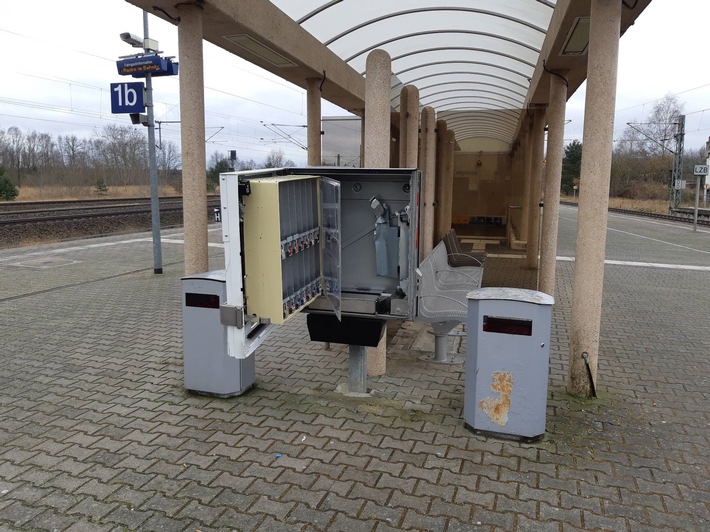 BPOL-HRO: Zigarettenautomat am Bahnhof aufgebrochen