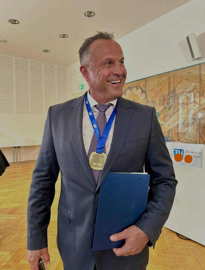 Internationally honored: Prof. Dietmar Jürgen Daichendt receives honorary doctorate for pioneering achievements in osteopathy and manual medicine