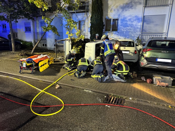 FW Achern: LKW Fahrer unter Fahrerhaus eingeklemmt - Verkehrsunfall in Acherner Innenstadt