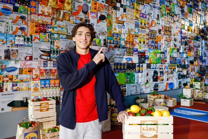 "Jump of the Year": Armand Duplantis überwindet 5,50 Meter hohe Wand aus Lidl-Produkten
