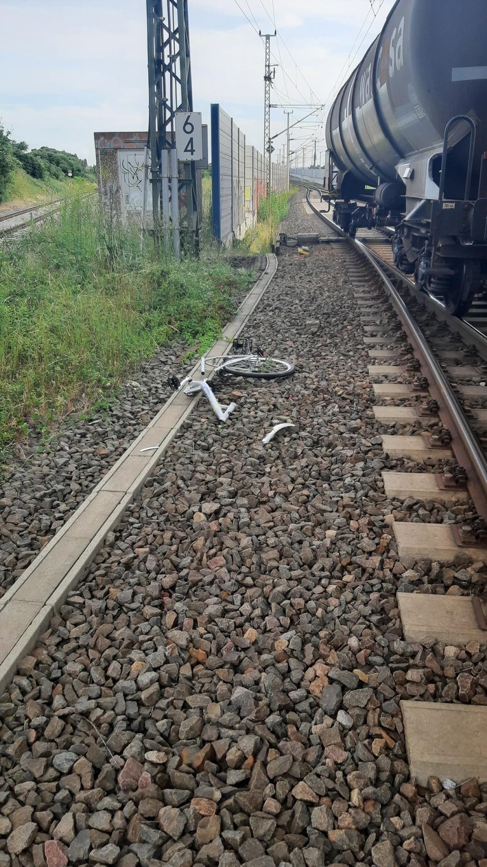 BPOLI MD: Zeugenaufruf der Bundespolizei: Unbekannte werfen zwei Fahrräder von Brücke ins Gleis, welche von Zügen erfasst werden