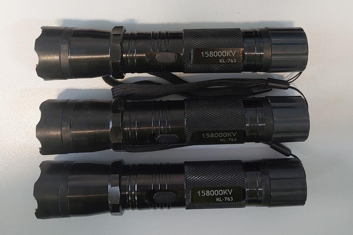 BPOL-BadBentheim: Bei Kontrolle als Taschenlampe getarnte Elektroschocker entdeckt - Strafanzeige