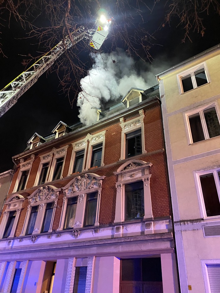 FW-DO: Feuer in einer Dachgeschosswohnung / Eine Person durch Brand verstorben