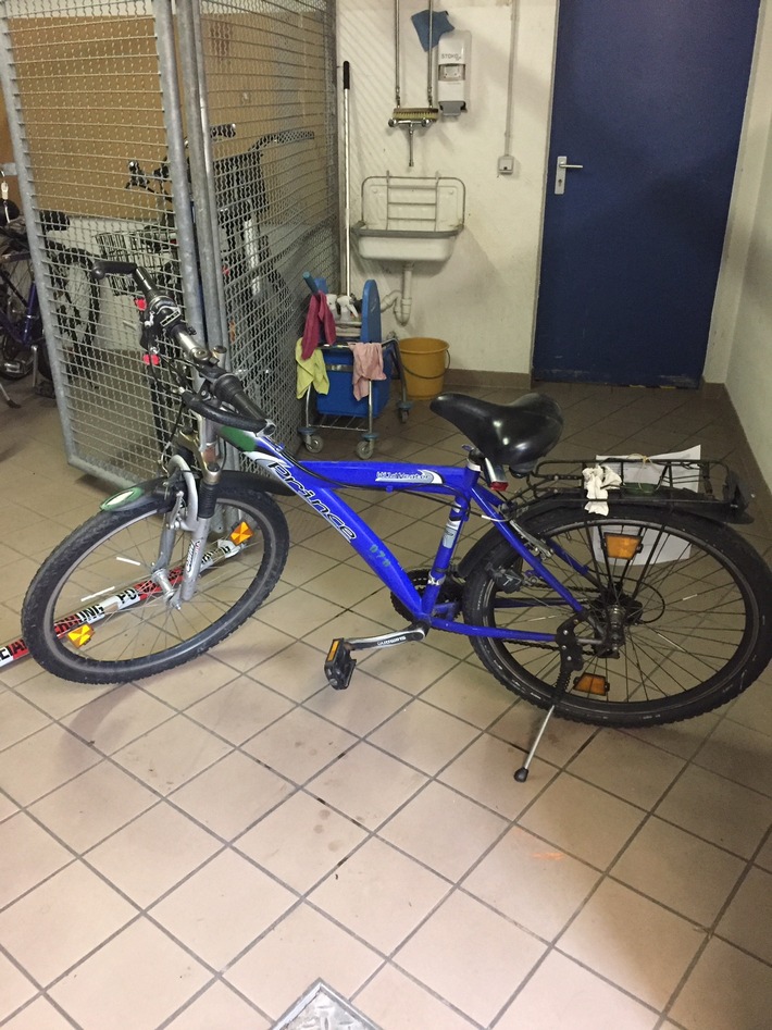 POL-FR: Weil am Rhein: Auf frischer Tat Fahrraddiebe ertappt - Polizei sucht Besitzer von drei Fahrrädern
