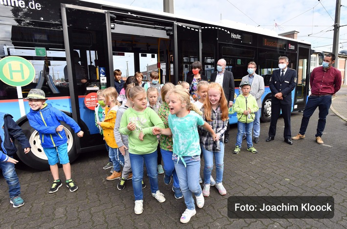 POL-HRO: Sicheres Verhalten in Bus und Bahn: &quot;Jans Busschule&quot; mit neuem Lehrfilm unterwegs - Gemeinsame Pressemitteilung der RSAG und Polizeiinspektion Rostock