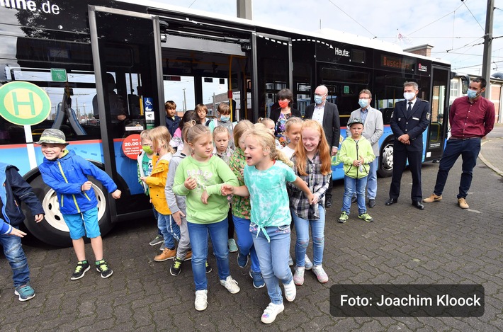 POL-HRO: Sicheres Verhalten in Bus und Bahn: "Jans Busschule" mit neuem Lehrfilm unterwegs - Gemeinsame Pressemitteilung der RSAG und Polizeiinspektion Rostock