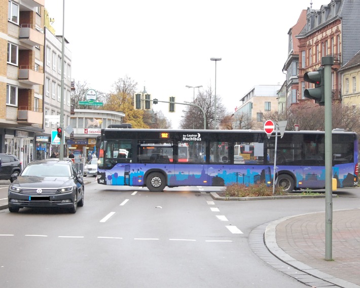 POL-PPWP: Zwei Verletzte bei Unfall mit Linienbus - Zeugen gesucht