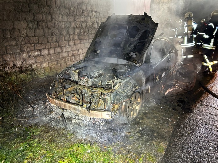 POL-PILEK: Auto gerät in Brand - Feuerwehr verhindert Schlimmeres
