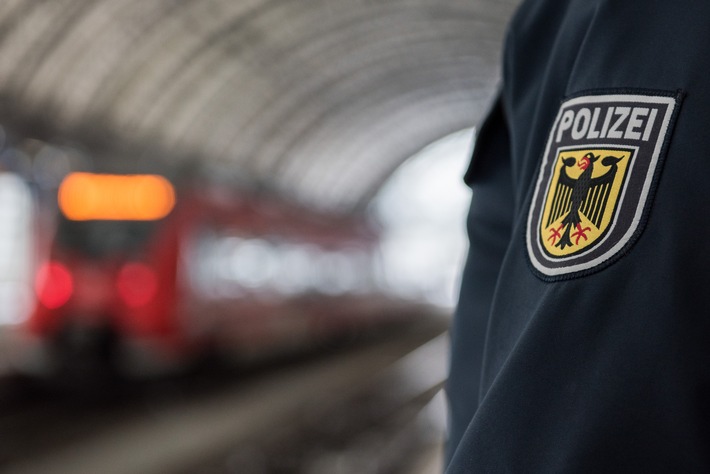 Bundespolizeidirektion München: Frau greift Bundespolizisten am Bahnhof Weiden tätlich an