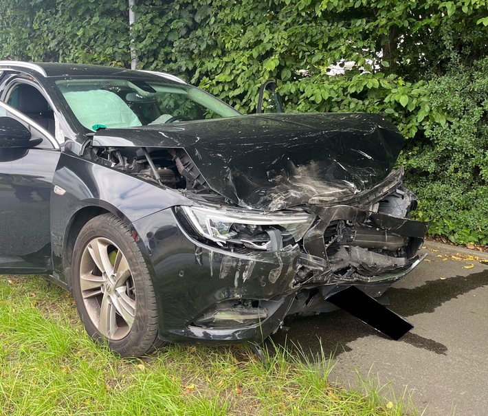 POL-MI: Zwei Autos kollidieren auf Kreuzung