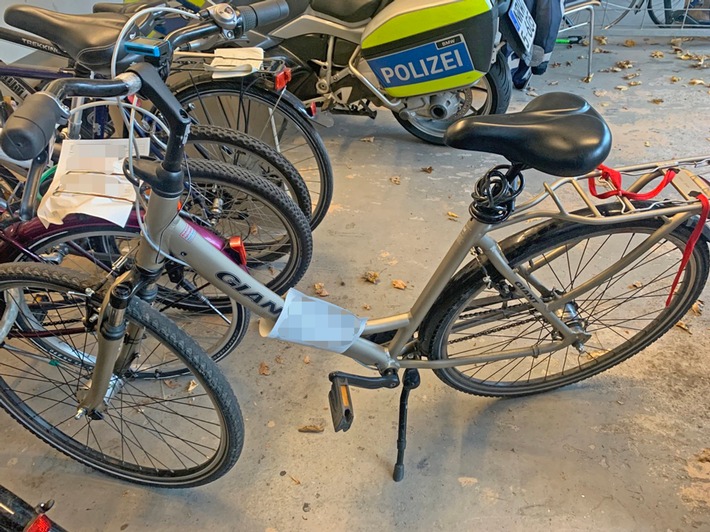 POL-ME: Steine auf Fahrbahn geworfen: Polizei fasst mutmaßlichen Fahrraddieb - Langenfeld - 2110128