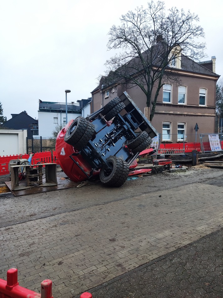 FW-MH: Bagger in Baugrube - Eine leicht verletzte Person