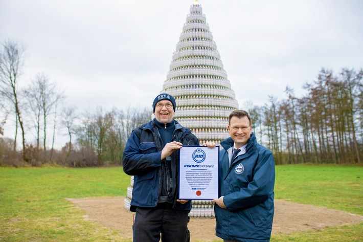 Schnapsidee wurde jetzt offiziell zum Weltrekord gekürt: Rekord-Institut für Deutschland (RID) bestätigt: weltweit "größter Weihnachtsbaum aus Glasflaschen" steht mit 5.038 Glasflaschen in der Gemeinde Bendorf in Schleswig-Holstein