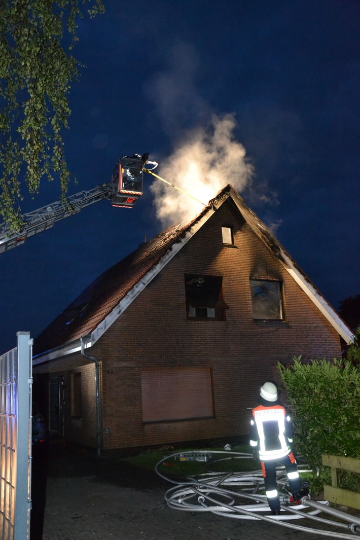 FW-ROW: Zimmerbrand setzt Dachstuhl beim Einfamilienhaus in Brand