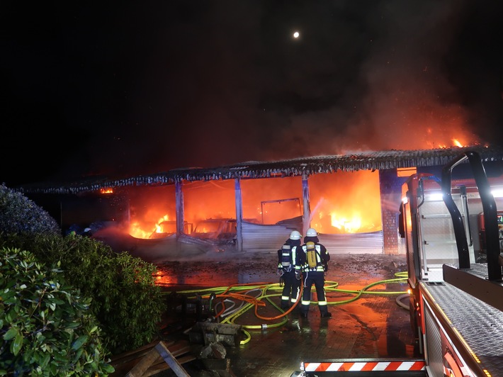POL-DEL: Stadt Delmenhorst: Brand bei Gärtnereibetrieb ++ 700qm große Fahrzeughalle zerstört ++ keine Verletzten