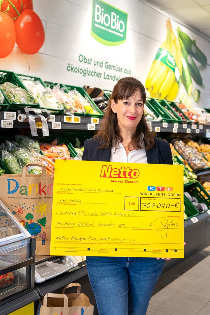 Netto Marken-Discount übergibt Scheck in Höhe von 707.070 Euro