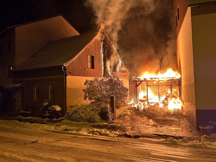 POL-PDKL: Brand zwischen zwei Wohnhäusern