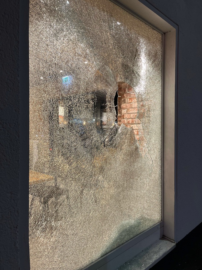 POL-MI: Unbekannte werfen Schaufensterscheiben ein