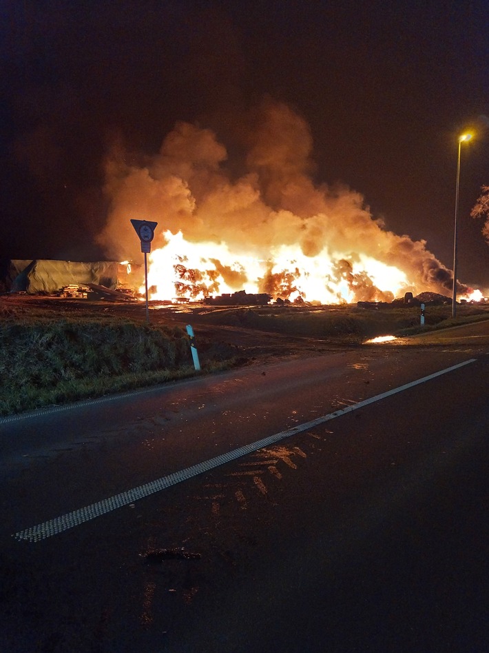 FW Gangelt: brennende Strohmiete in der Silvesternacht