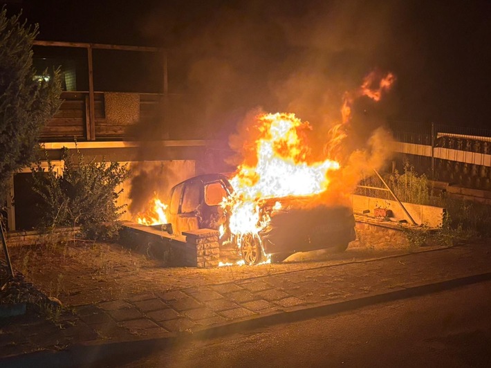 POL-NI: Fahrzeug gerät in Hofeinfahrt in Brand