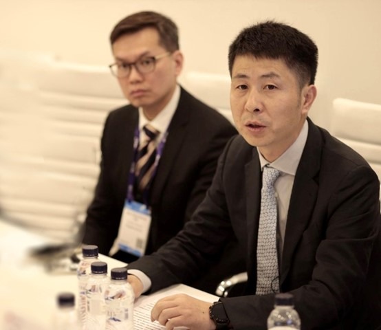 Xia Zun, Präsident des Huawei Global Public Sector (von rechts).jpg