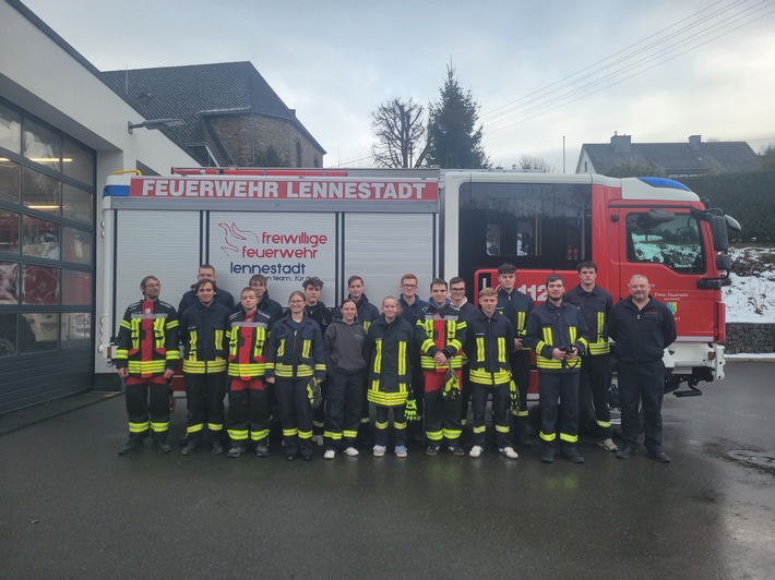 FW-OE: Erfolgreicher Sprechfunkerlehrgang bei der Feuerwehr Lennestadt