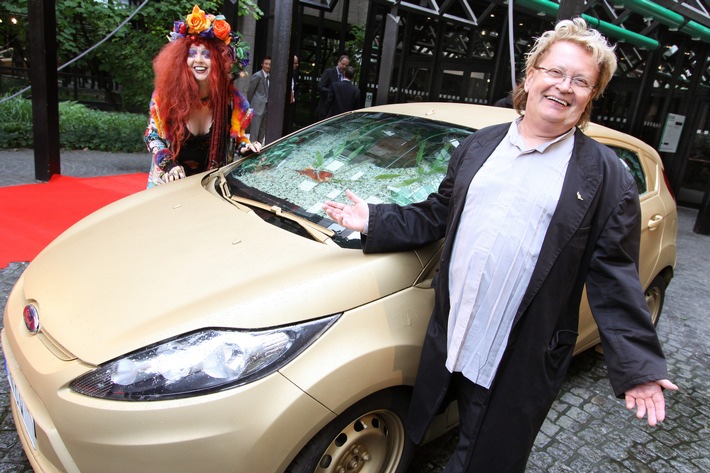 HA Schult: Ford Fiesta wird zum Aquarium / Blickfang bei der Preisverleihung  zum "ÖkoGlobe 2010" in Köln (mit Bild)