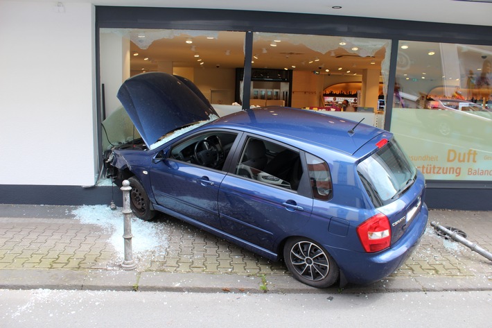 POL-UN: Schwerte - Auto landet bei Verkehrsunfall in Drogerie-Schaufenster - drei Verletzte