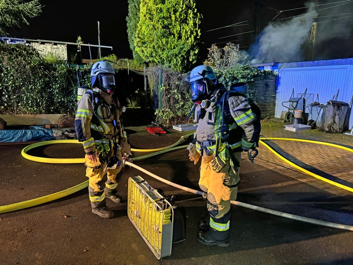 FW-EN: Gartenlaubenbrand direkt neben der Bahnlinie - 3 Personen mit Rauchgasvergiftung - Beeinträchtigung der Bahnstrecke